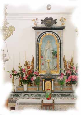 Altare della chiesa con la statua in gesso della Madonna