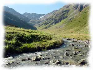 il torrente delle Mine con sullo sfondo  il Ghiacciaio delle Mine