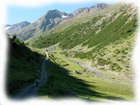 Valle delle Mine - strada e torrente