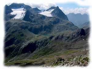 la parte alta della Val di Campo  con  i l Pizzo Paradisino,  Il  Corno Campo  e i loro ghiacciai