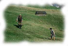 contadini curano i loro prati contadini curano i loro prati