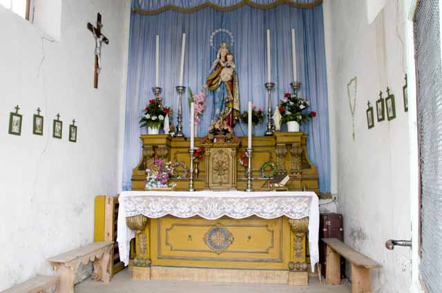 Cappella della Madonna della Pace - Passo Eira - Livigno - interno della cappella Cappella della Madonna della Pace - Passo Eira - Livigno - L'interno