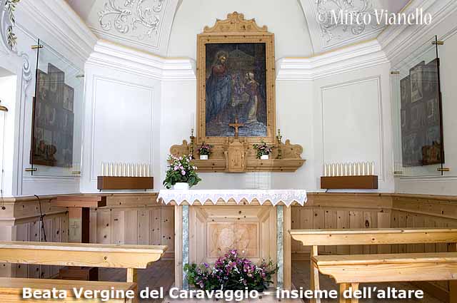 L'insieme dell'altare della chiesa della Beata Vergine del Caravaggio a Livigno Chiesa Beata Vergine del Caravaggio - insieme dell'altare
