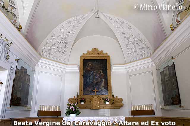 L'altare della chiesa della Beata Vergine del Caravaggio con ai lati le bacheche degli Ex Voto Chiesa Beata Vergine del Caravaggio - altare ed ex voto