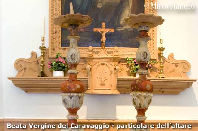 Chiesa Beata Vergine del Caravaggio - un particolare dell'altare ligneo Chiesa Beata Vergine del Caravaggio - particolare altare ligneo