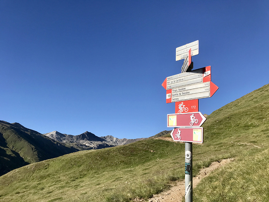 segnaletica al bivio del sentiero che porta in Val Leverone, seguire per Passo Cassana segnaletica al bivio del sentiero che porta in Val Leverone, seguire per Passo Cassana