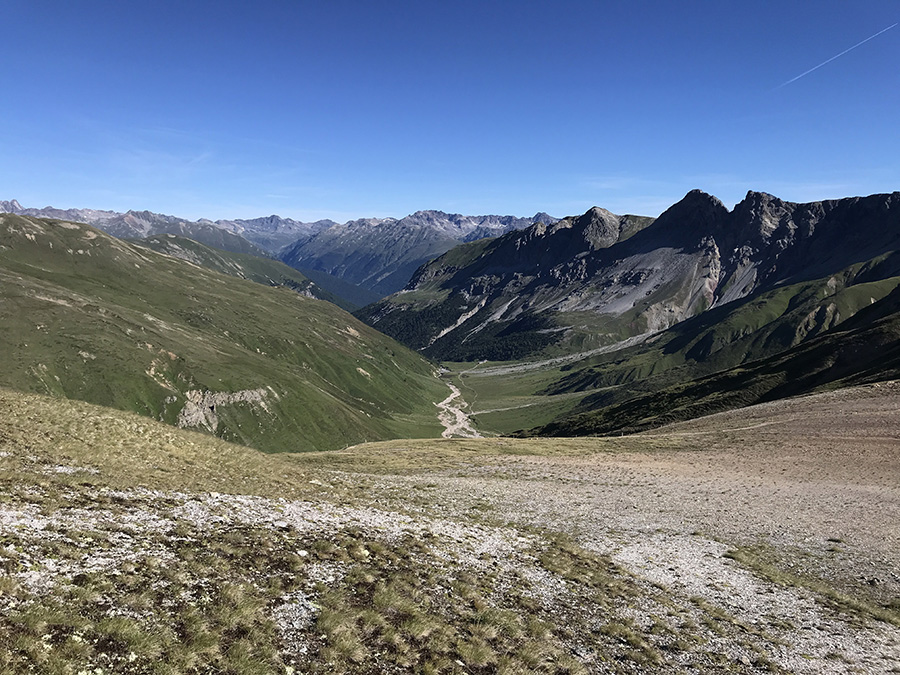 La valle che da passo Cassana porta a S-chanf in Engadina svizzera