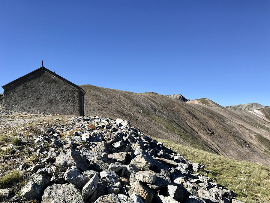 Il sentiero che da passo Cassana porta in Val Leverone Il sentiero che da passo Cassana porta in Val Leverone