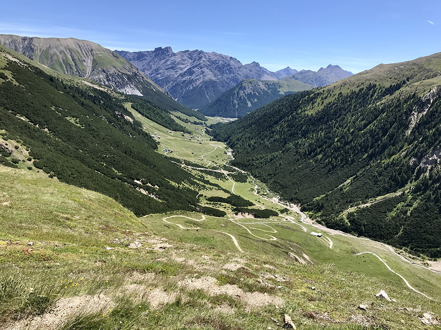 Ritorno sulla strada che porta al passo Cassana in discesa verso Val Federia Ritorno sulla strada che porta al passo Cassana in discesa verso Val Federia