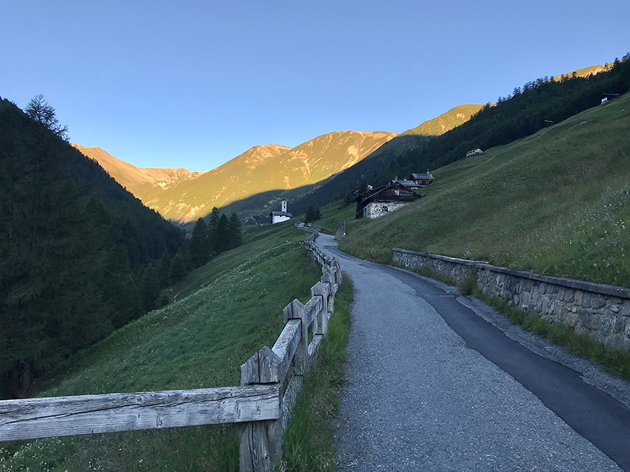 La strada di Val Federia poco prima della chiesetta
