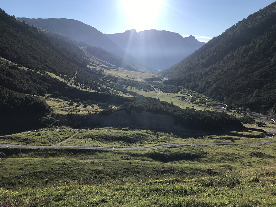 Val Federia dalle prime rampe della strada per passo Cassana al mattino presto