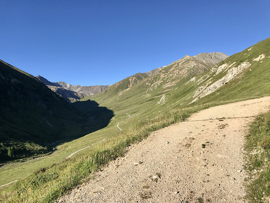 la strada per passo Cassana e vedeuta verso interno Val Federia