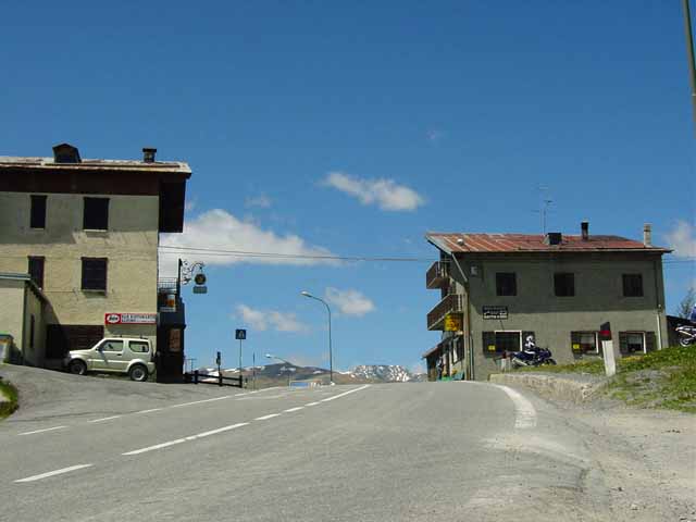 le prime case in cima al passo Eira Cima Passo Eira