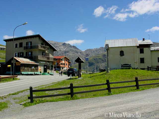 la chiesina e alcune case al passo Eira Passo eira - Chiesina e case
