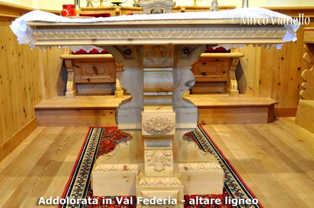 Chiesa dell'Addolorata in Val Federia - Livigno - l'altare ligneo opera di un maestro livignasco Chiesa dell'Addolorata in Val Federia - Livigno - altare ligneo