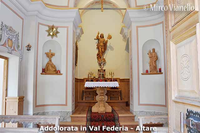 Chiesa dell'Addolorata in Val Federia - Livigno - interno visto dall'entrata Chiesa dell'Addolorata in Val Federia - Livigno - interno dall'entrata