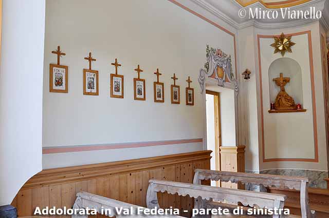 Chiesa dell'Addolorata in Val Federia - Livigno - la parete di sinistra Chiesa dell'Addolorata in Val Federia - Livigno - parete sinistra