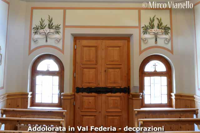 Chiesa dell'Addolorata in Val Federia - Livigno a Livigno - le decorazioni a fianco della porta di entrata Chiesa dell'Addolorata in Val Federia - Livigno - decorazioni