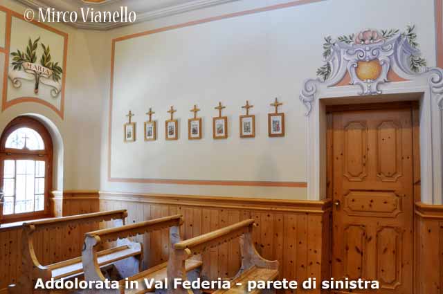 Chiesa dell'Addolorata in Val Federia - Livigno a Livigno - la parete di destra e l'ingresso della sacrestia Chiesa dell'Addolorata in Val Federia - Livigno - parete di sinistra e ingressi sacrestia