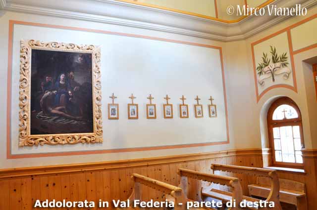 Chiesa dell'Addolorata in Val Federia - Livigno - un dipinto e alcuni capitoli della Via Crucis sulla parete di destra Chiesa dell'Addolorata in Val Federia - Livigno - parete di destra con dipinto e quadretti via Crucis