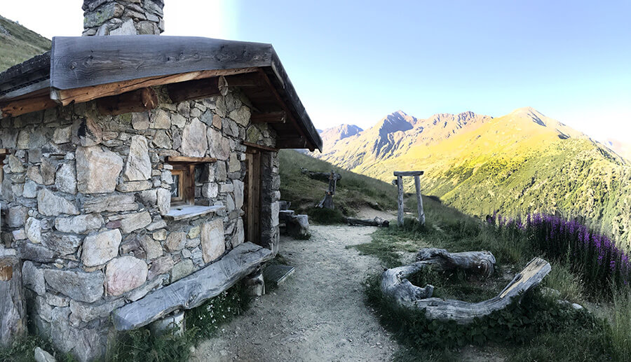 Baitel dal Moton da l'Al e veduta verso la Valle delle Mine Baitel dal Moton da l'Al e veduta verso la Valle delle Mine