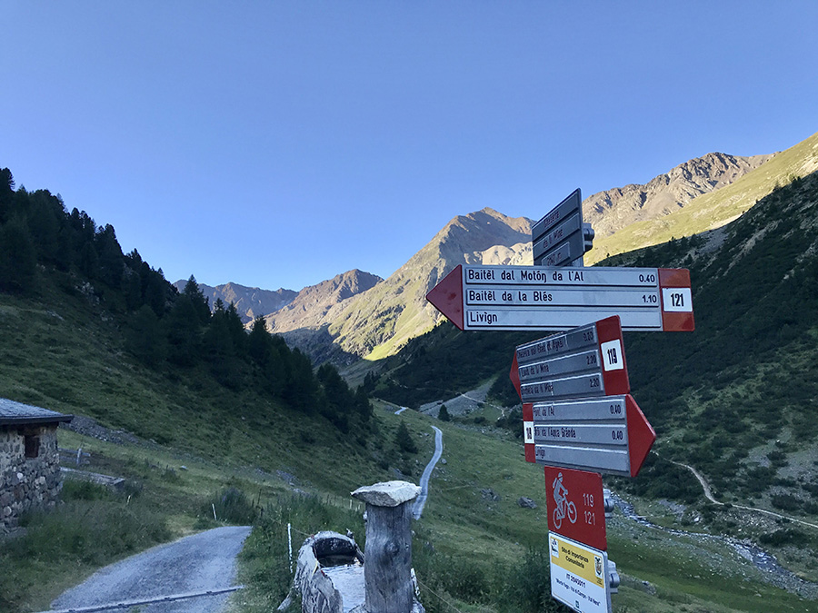 Segnaletica per il Baitel dal Moton da l'Al Segnaletica per il Baitel dal Moton da l'Al