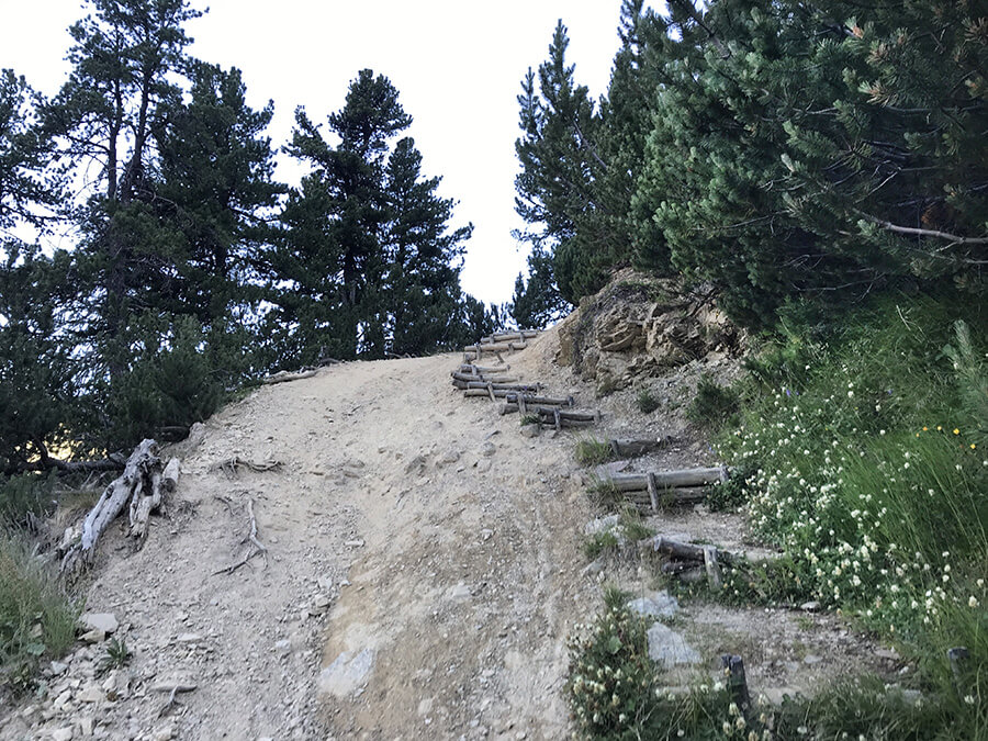 Alcuni tratti di sentiero sono particolarmente ripidi Alcuni tratti di sentiero sono particolarmente ripidi