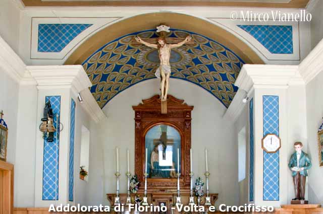 la volta col crocifisso della chiesa dell'Addolorata di Florino a Livigno Chiesa della Madonna Addolorata di Florino - Livigno - volta e crocifisso