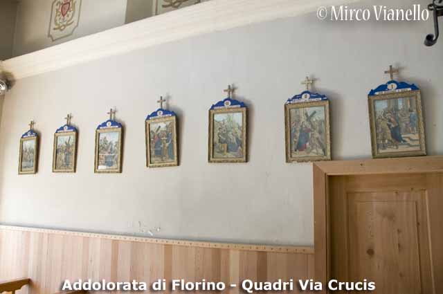 Chiesa della Madonna Addolorata di Florino - Livigno - alcune stampe della Via Crucis sul muro Chiesa della Madonna Addolorata di Florino - Livigno - stampe della Via Crucis