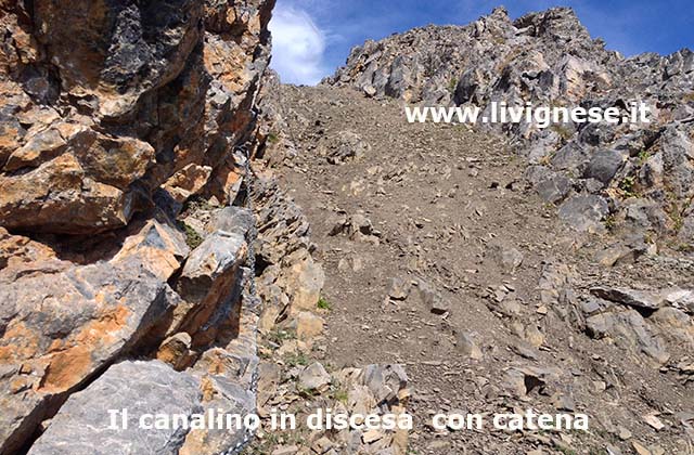 il canalino in discesa verso Livigno con una catena di sicurezza il canalino in discesa verso Livigno con una catena di sicurezza