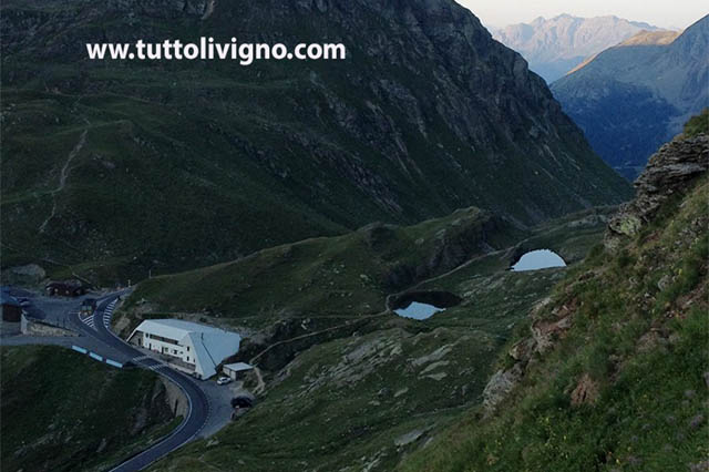il rifugio tridentina dal sentiero
