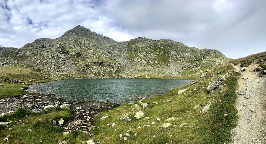 Panoramica del Lago Nero con ben visibile il MOnte Rocca che lo sovrasta Panoramica del Lago Nero con ben visibile il Monte Rocca che lo sovrasta