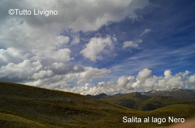 Il panorama dalla bocchetta sul sentiero che porta al lago il panorama dopo la bocchetta
