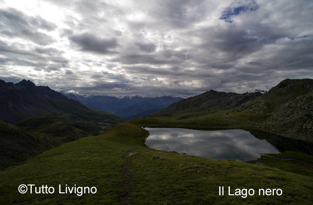 il lago Nero in una giornata con un pò di nuvole (Nero) il lago Nero in una giornata con un pò di nuvole (Nero)
