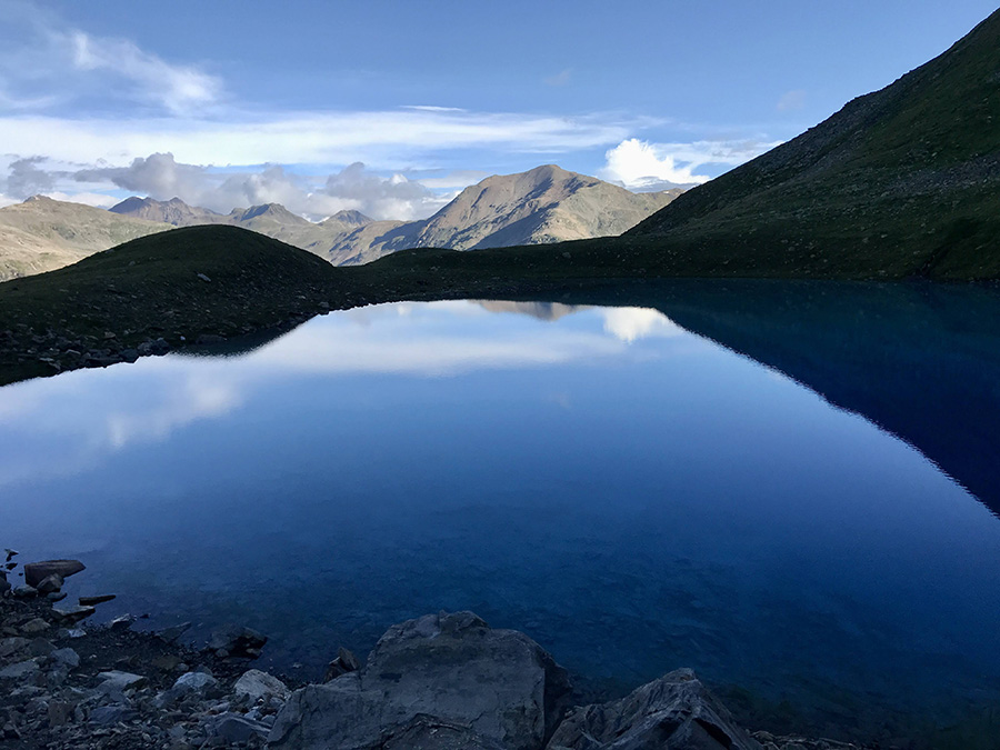 il lago fa da specchio alle montagne sullo sfondo