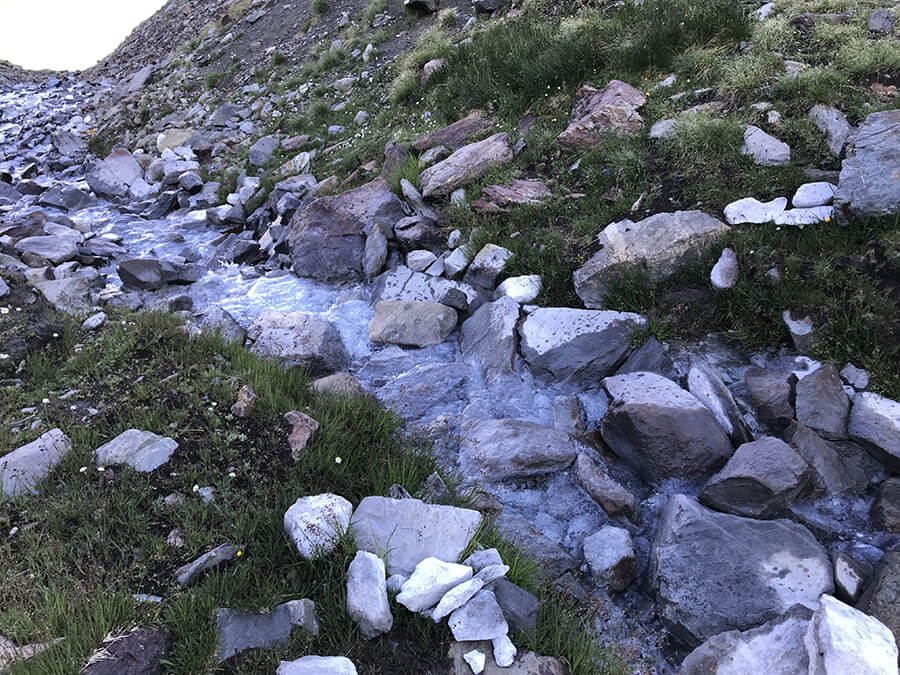 il ruscello che esce dal laghetto del Vago 