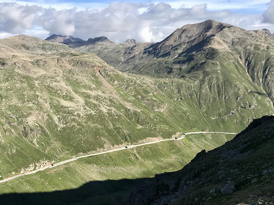 Vista sulla strada e sulla valle della Forcola 