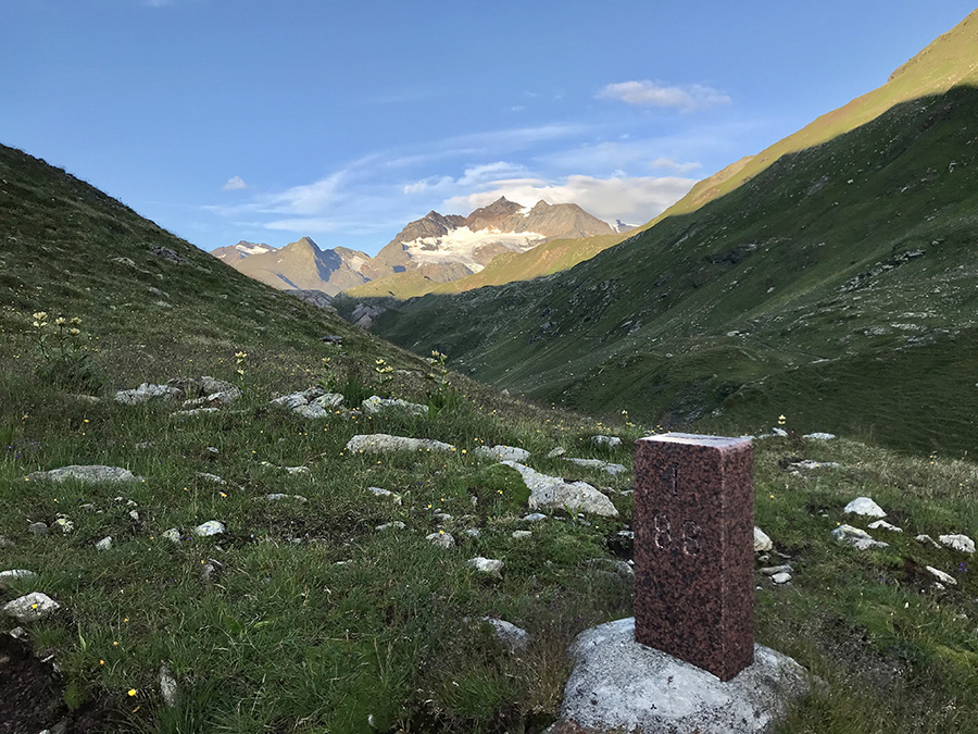 cippo di confine italo svizzero e gruppo del Bernina