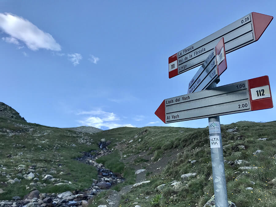 i segnali al bivio per il lago del Vago si va a sinistra