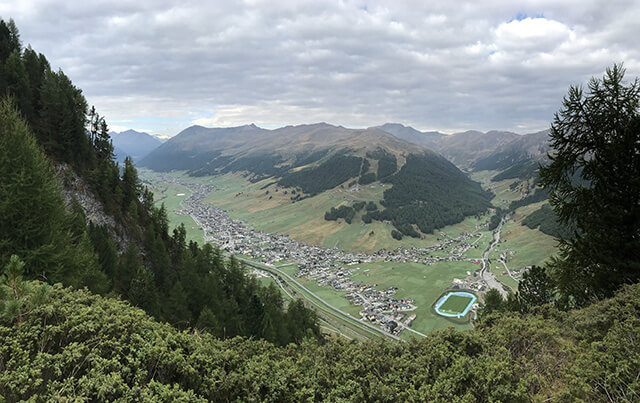 Panorama verso la valle di Livigno e la Val Federia  Panorama verso la valle di Livigno e la Val Federia