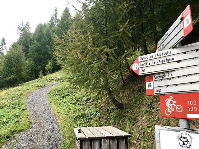 cartelli segnaletici per il sentiero che porta alla Parè  cartelli segnaletici