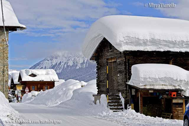 Livigno - dopo ore di neve i tetti sono stracolmi Livigno - tetti dopo una forte nevicata