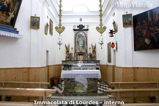 L'insieme dell'altare della chiesa della Immacolata di Lourdes a Livigno Chiesa dell'Immacolata di Lourdes - Livigno - interno e altare