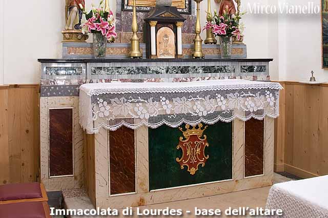 La base dell'altare della chiesa della Immacolata di Lourdes Chiesa dell'Immacolata di Lourdes - Livigno - base altare