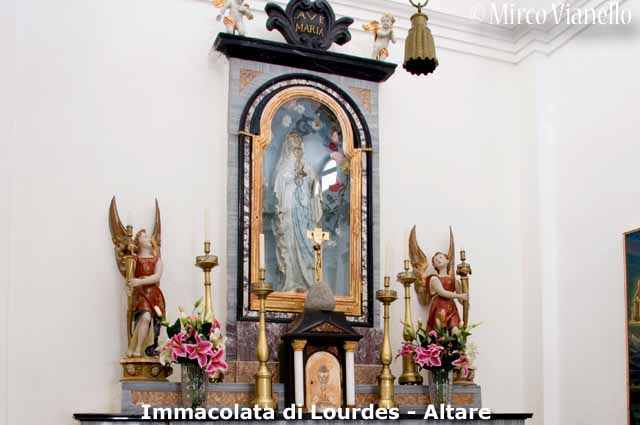 Chiesa dell'Immacolata di Lourdes - Livigno - la parte superiore dell'altare con la statua della Madonna Chiesa dell'Immacolata di Lourdes - Livigno - parte superiore altare