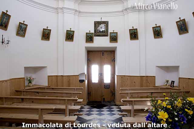 Chiesa dell'Immacolata di Lourdes - Livigno - veduta dall'altare Chiesa dell'Immacolata di Lourdes - Livigno - veduta dall'altare