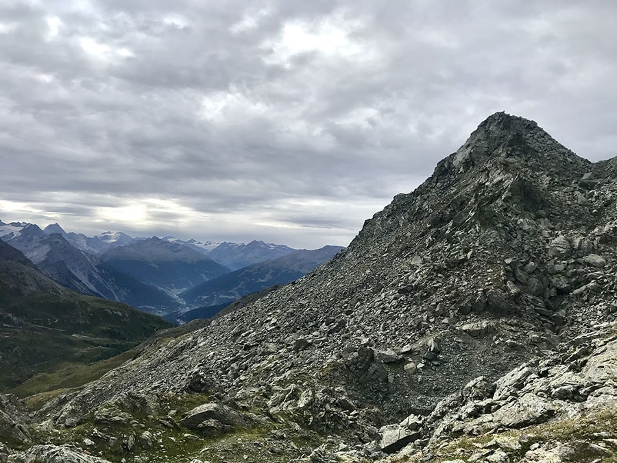Il Monte Rocca e in lontananza la Valdidentro Il Monte Rocca e in lontananza la Valdidentro