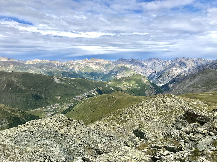 Il panorama dalla cima del Monte Rocca verso Trepalle e il Passo Eira