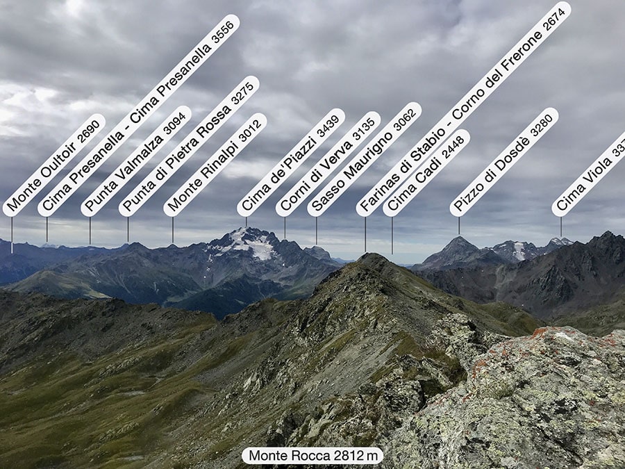 Dalla cima del Monte Rocca verso Cima Piazzi e altre montagne Dalla cima del Monte Rocca verso Cima Piazzi e altre montagne
