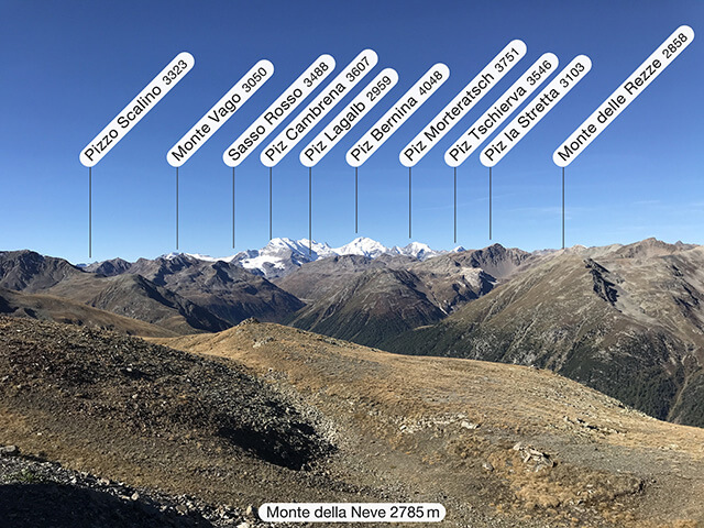 Vista dal Monte della Neve verso il Monte Vago e il Gruppo del Bernina con i nomi delle montagne
